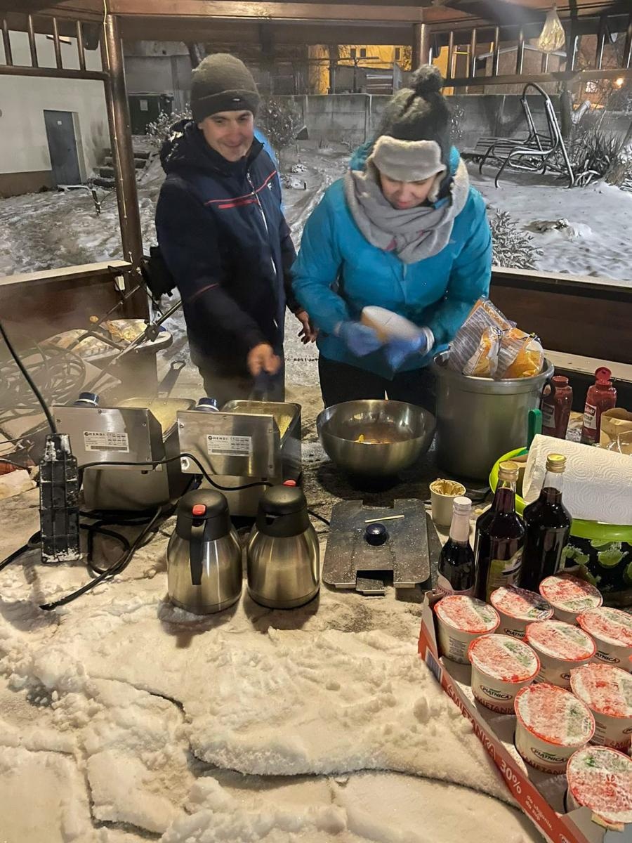 Zdjęcie w galerii na portalu naszraciborz.pl: Rączka gotuje w Brzeziu, czyli przedświąteczny piknik na nowym parkingu wiadomości z regionu