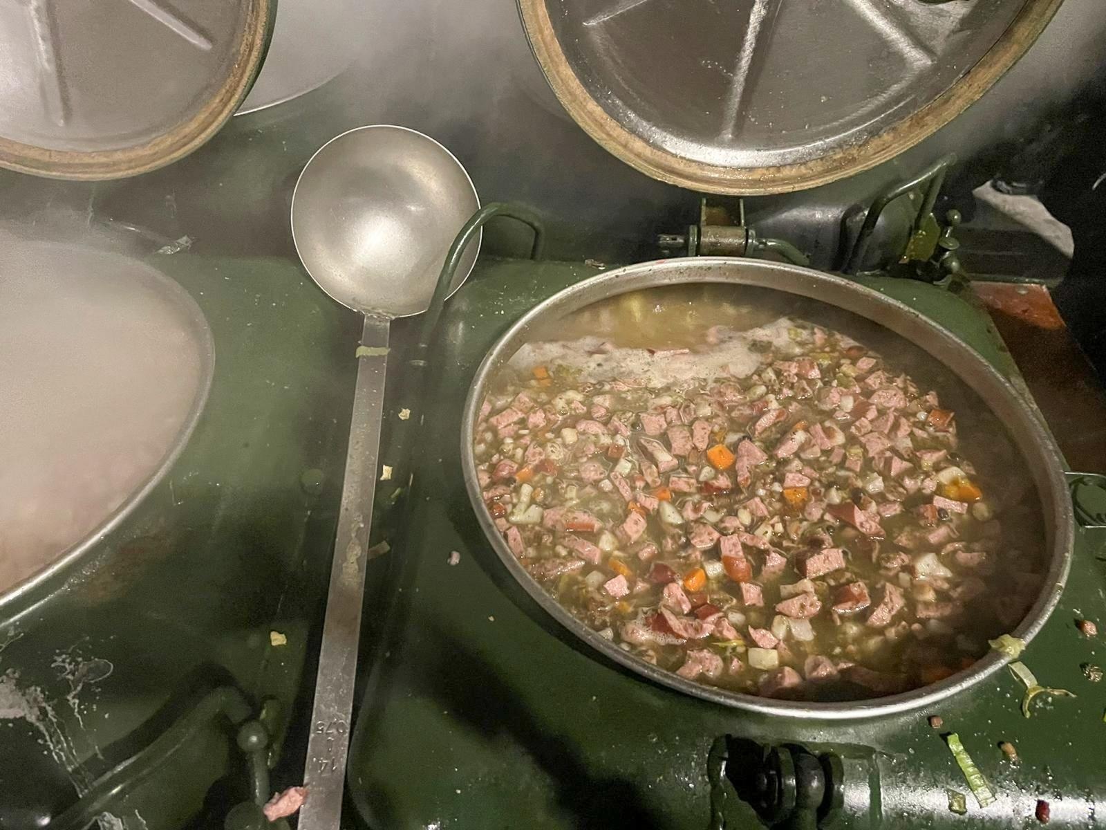 Zdjęcie w galerii na portalu naszraciborz.pl: Rączka gotuje w Brzeziu, czyli przedświąteczny piknik na nowym parkingu wiadomości z regionu