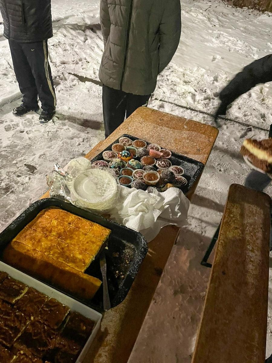 Zdjęcie w galerii na portalu naszraciborz.pl: Rączka gotuje w Brzeziu, czyli przedświąteczny piknik na nowym parkingu wiadomości z regionu