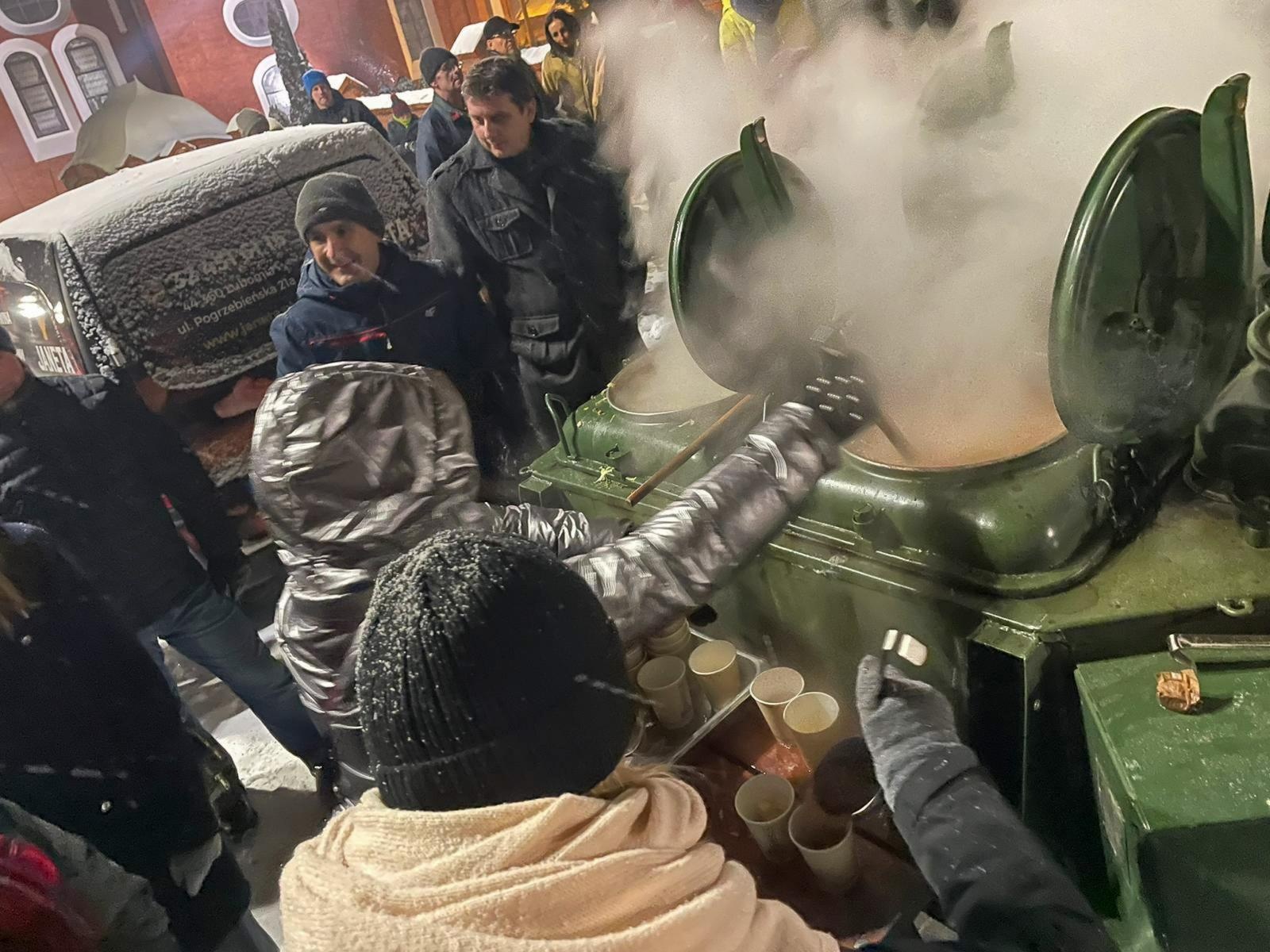 Zdjęcie w galerii na portalu naszraciborz.pl: Rączka gotuje w Brzeziu, czyli przedświąteczny piknik na nowym parkingu wiadomości z regionu