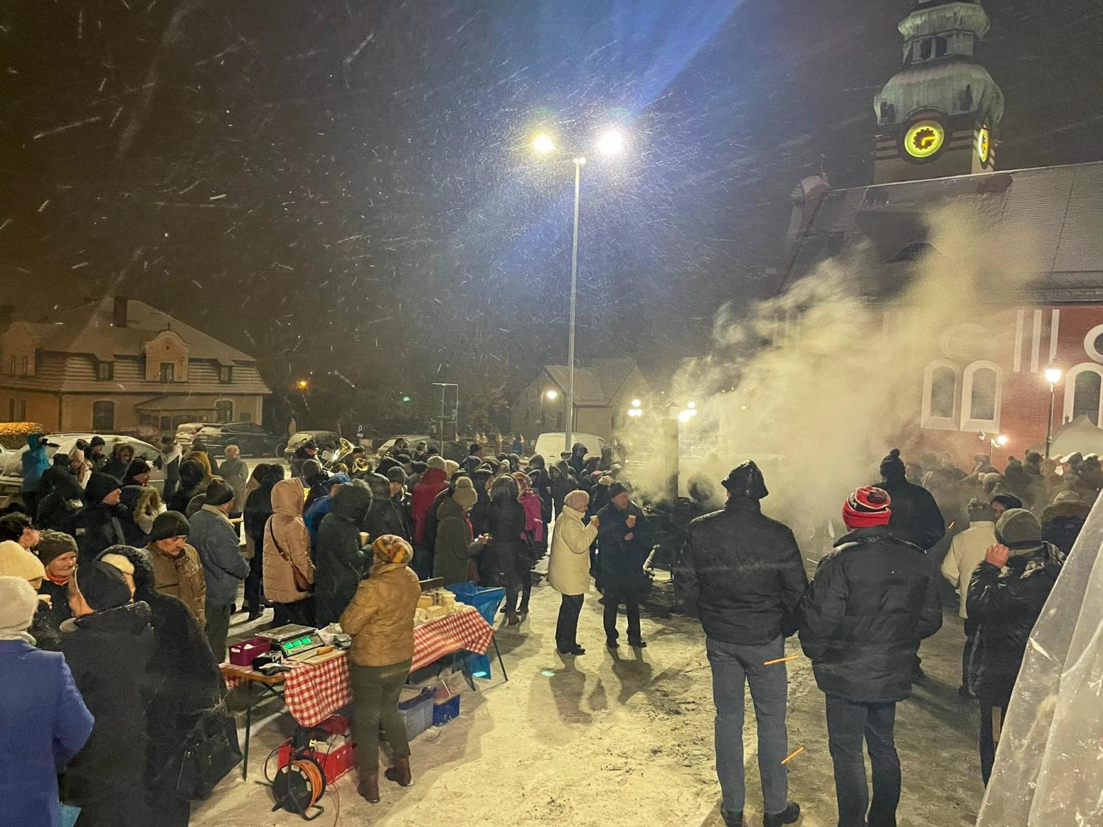 Zdjęcie w galerii na portalu naszraciborz.pl: Rączka gotuje w Brzeziu, czyli przedświąteczny piknik na nowym parkingu wiadomości z regionu