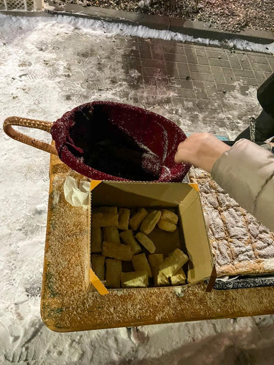 Zdjęcie w galerii na portalu naszraciborz.pl: Rączka gotuje w Brzeziu, czyli przedświąteczny piknik na nowym parkingu wiadomości z regionu