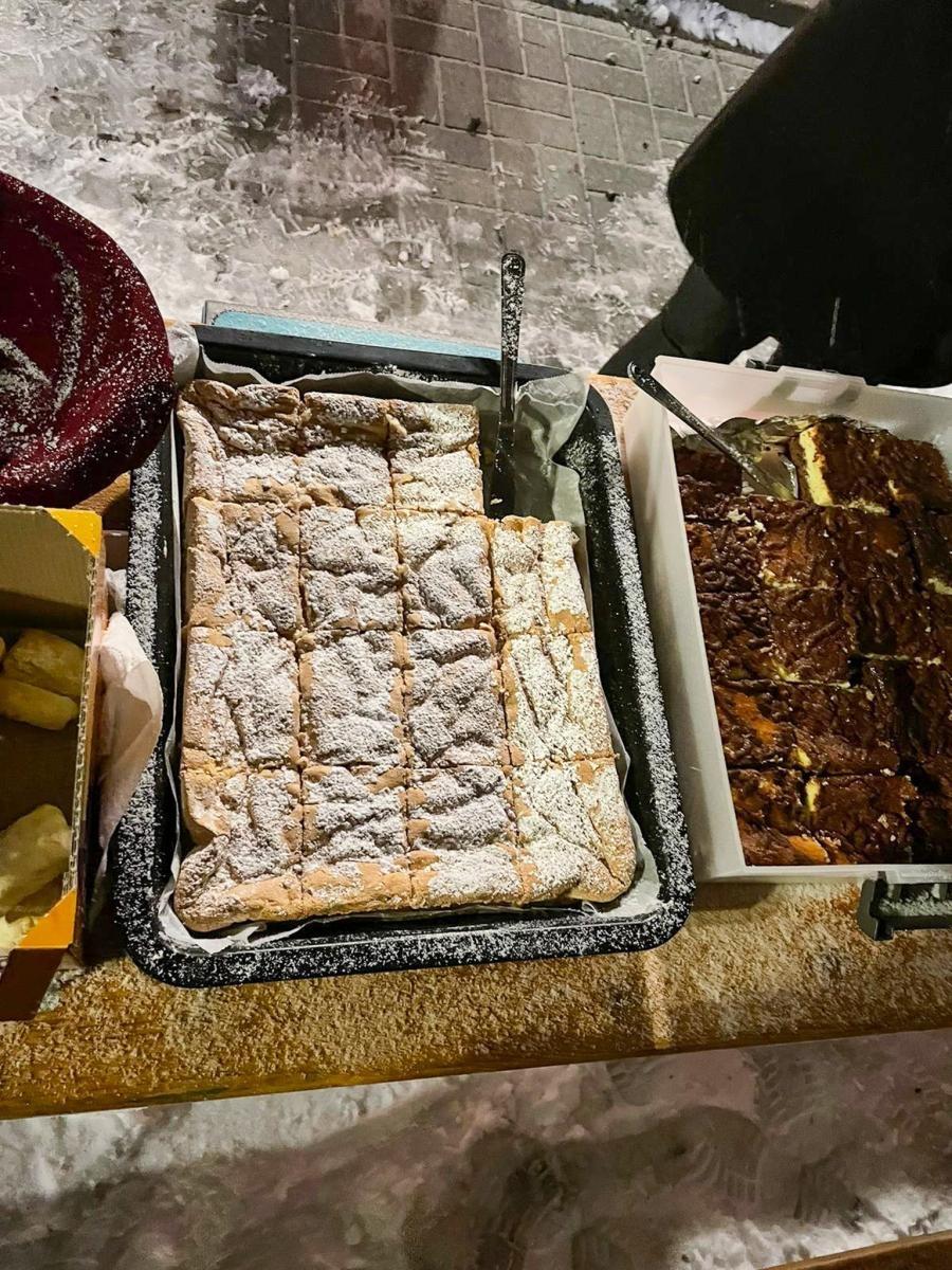 Zdjęcie w galerii na portalu naszraciborz.pl: Rączka gotuje w Brzeziu, czyli przedświąteczny piknik na nowym parkingu wiadomości z regionu