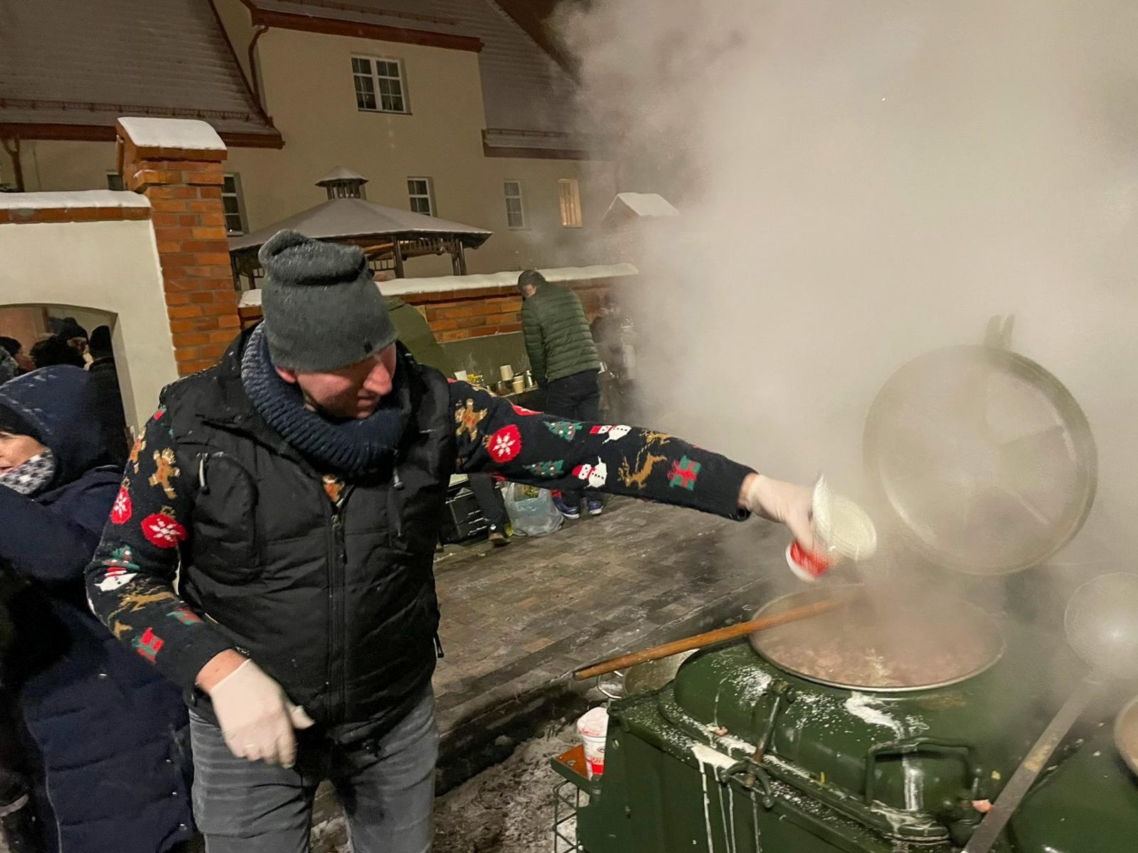 Zdjęcie w galerii na portalu naszraciborz.pl: Rączka gotuje w Brzeziu, czyli przedświąteczny piknik na nowym parkingu wiadomości z regionu