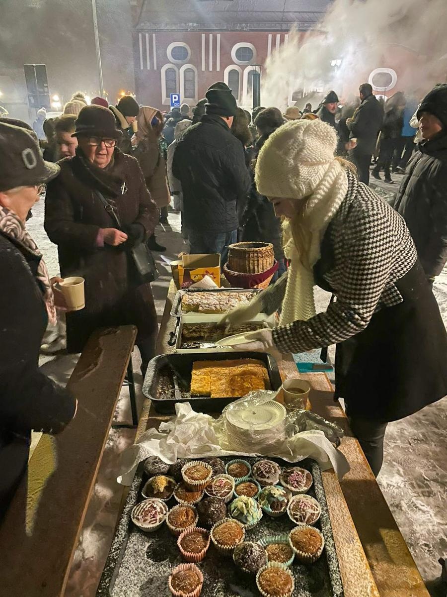 Zdjęcie w galerii na portalu naszraciborz.pl: Rączka gotuje w Brzeziu, czyli przedświąteczny piknik na nowym parkingu wiadomości z regionu