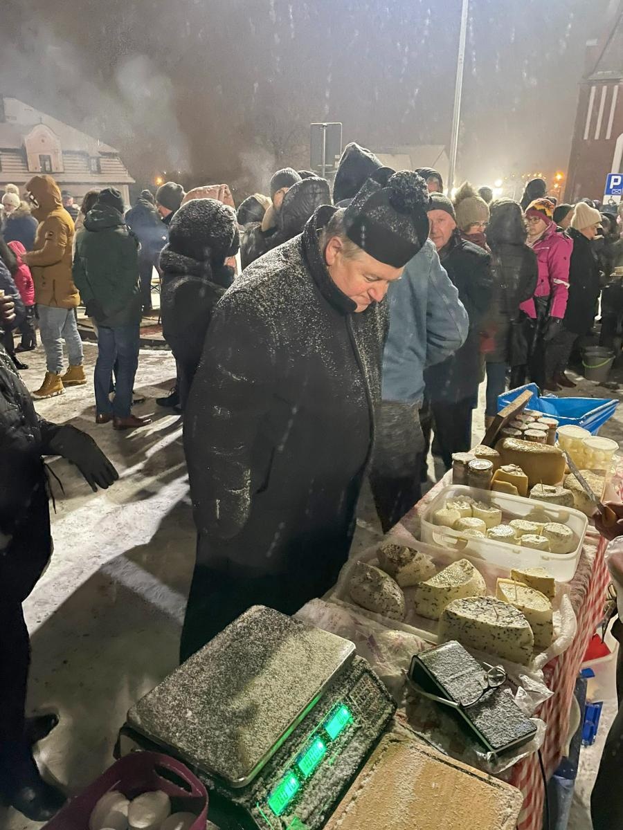 Zdjęcie w galerii na portalu naszraciborz.pl: Rączka gotuje w Brzeziu, czyli przedświąteczny piknik na nowym parkingu wiadomości z regionu