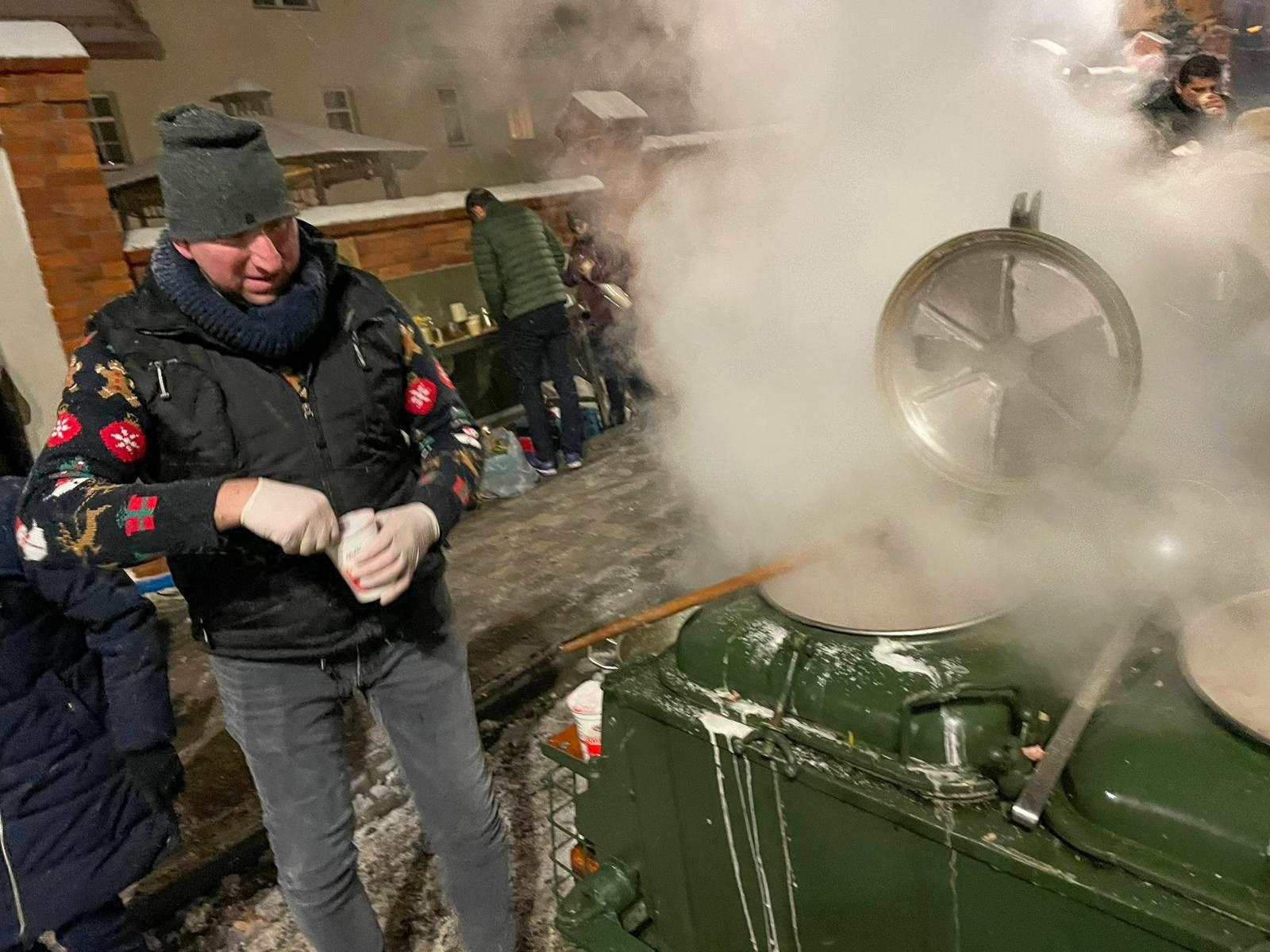 Zdjęcie w galerii na portalu naszraciborz.pl: Rączka gotuje w Brzeziu, czyli przedświąteczny piknik na nowym parkingu wiadomości z regionu