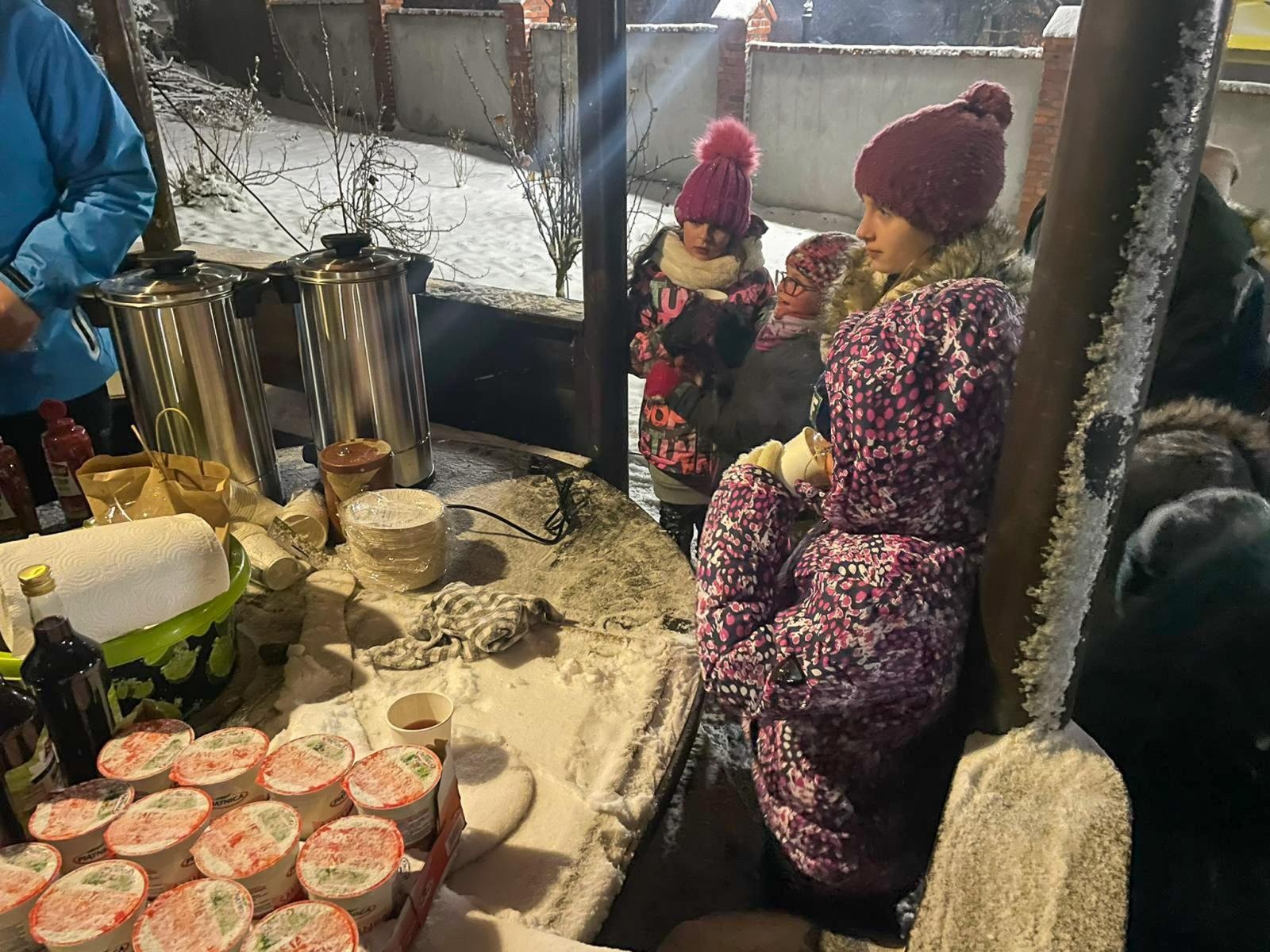 Zdjęcie w galerii na portalu naszraciborz.pl: Rączka gotuje w Brzeziu, czyli przedświąteczny piknik na nowym parkingu wiadomości z regionu