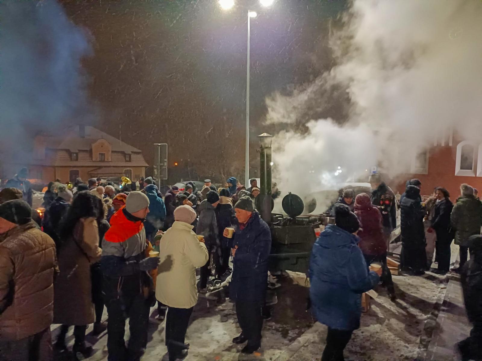 Zdjęcie w galerii na portalu naszraciborz.pl: Rączka gotuje w Brzeziu, czyli przedświąteczny piknik na nowym parkingu wiadomości z regionu