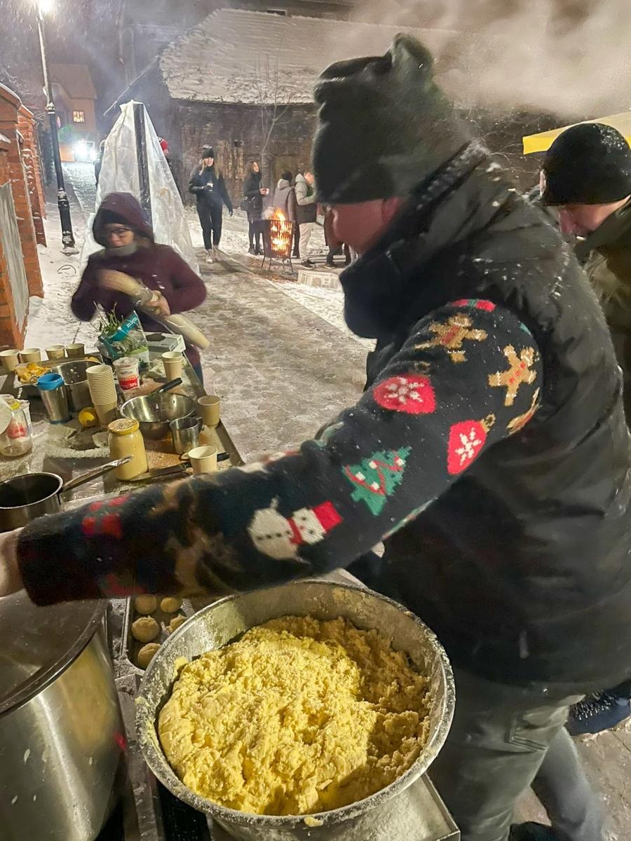 Zdjęcie w galerii na portalu naszraciborz.pl: Rączka gotuje w Brzeziu, czyli przedświąteczny piknik na nowym parkingu wiadomości z regionu