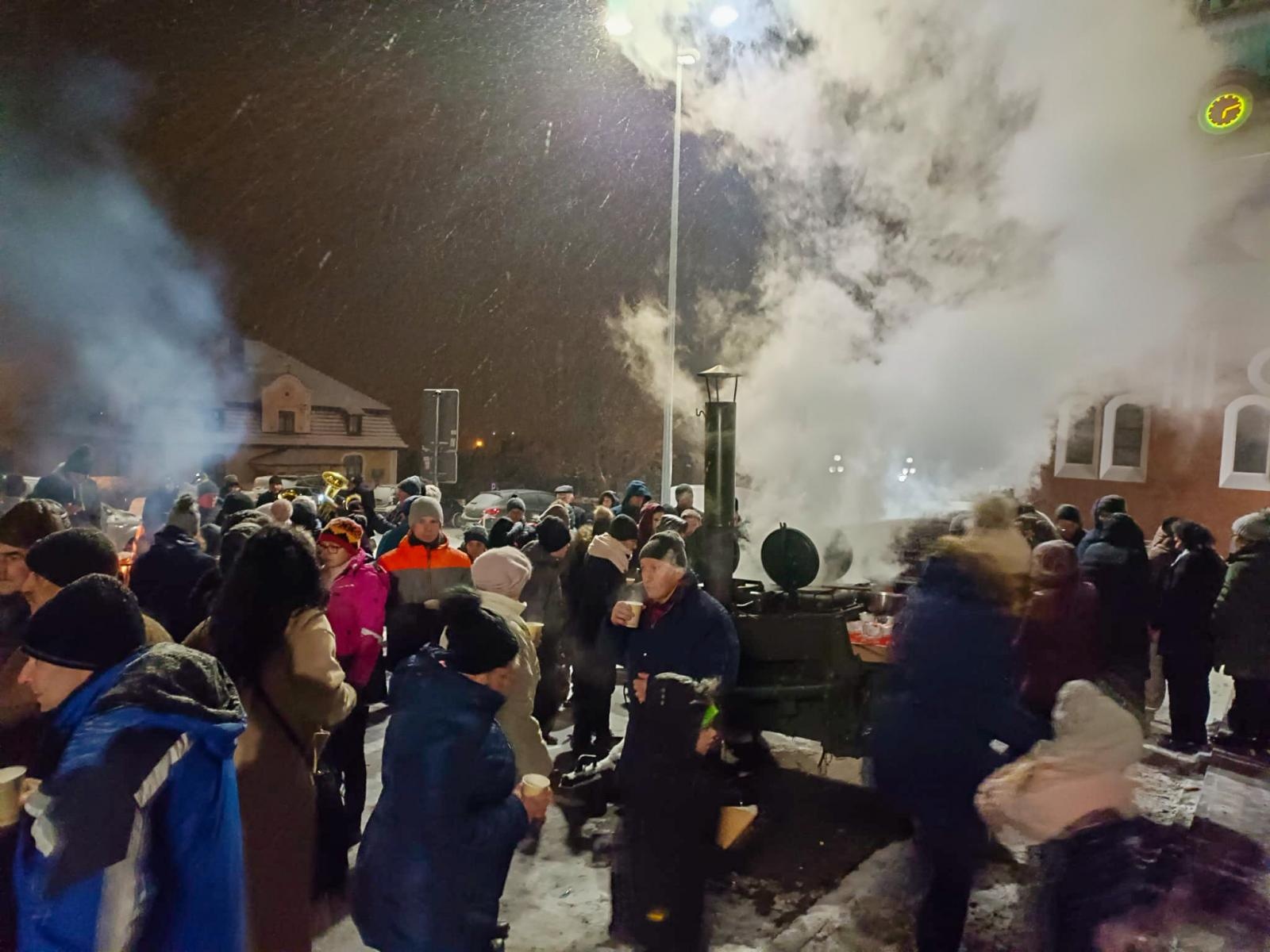 Zdjęcie w galerii na portalu naszraciborz.pl: Rączka gotuje w Brzeziu, czyli przedświąteczny piknik na nowym parkingu wiadomości z regionu
