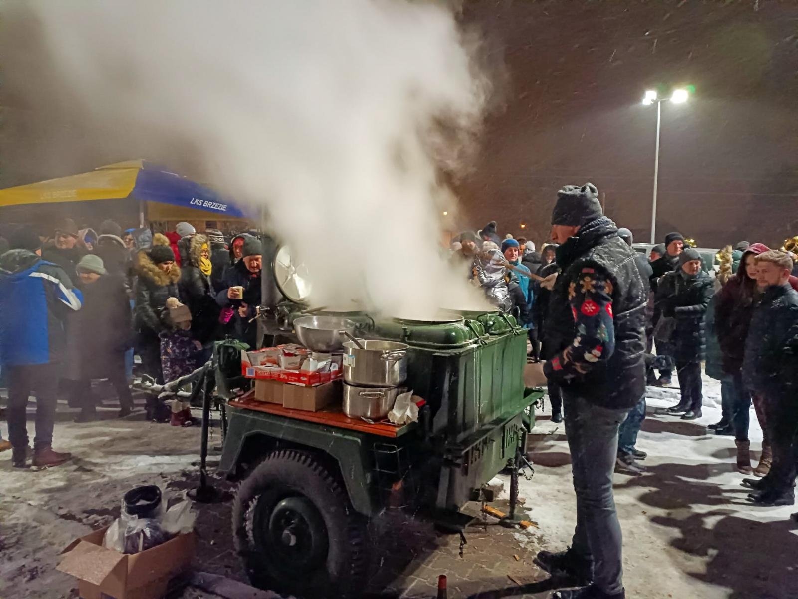 Zdjęcie w galerii na portalu naszraciborz.pl: Rączka gotuje w Brzeziu, czyli przedświąteczny piknik na nowym parkingu wiadomości z regionu