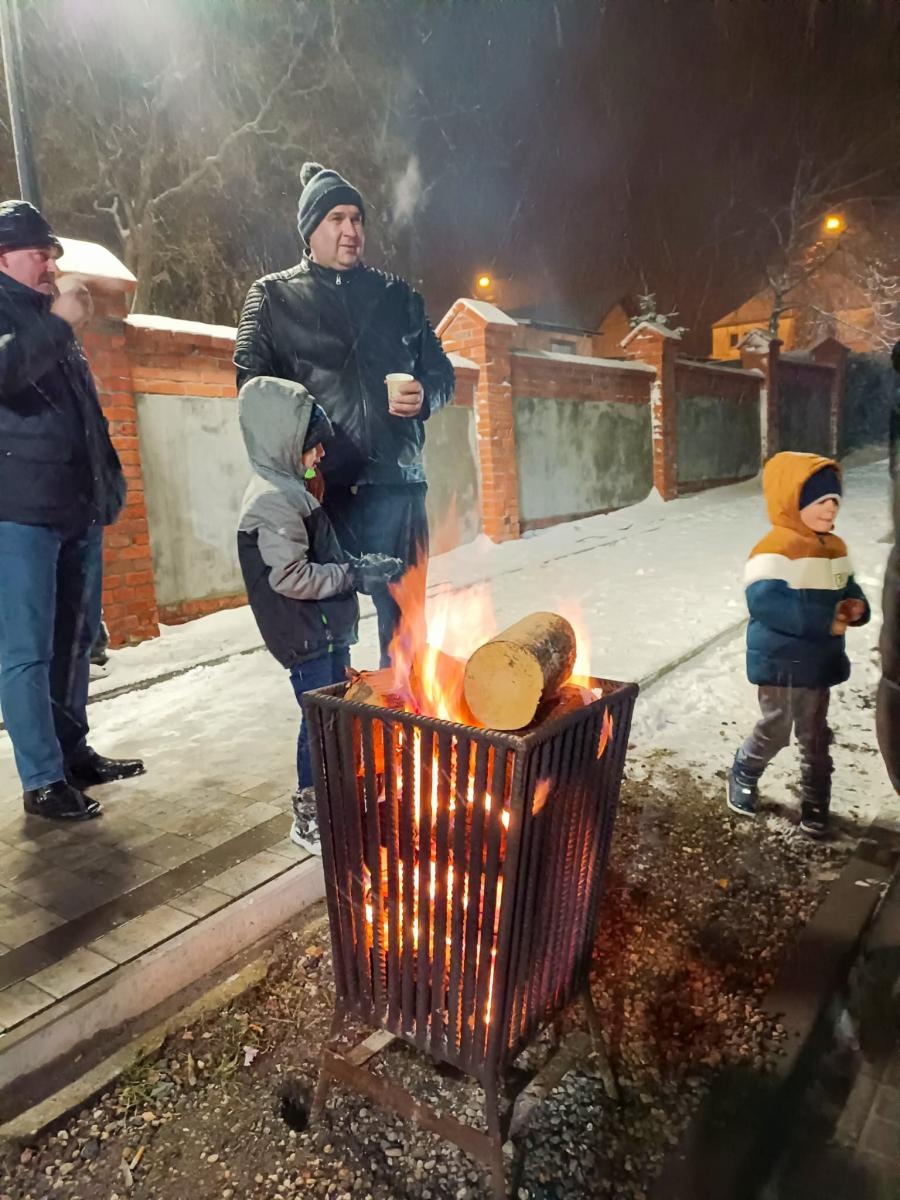 Zdjęcie w galerii na portalu naszraciborz.pl: Rączka gotuje w Brzeziu, czyli przedświąteczny piknik na nowym parkingu wiadomości z regionu