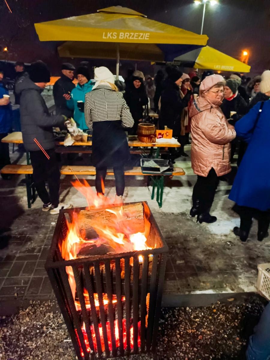 Zdjęcie w galerii na portalu naszraciborz.pl: Rączka gotuje w Brzeziu, czyli przedświąteczny piknik na nowym parkingu wiadomości z regionu