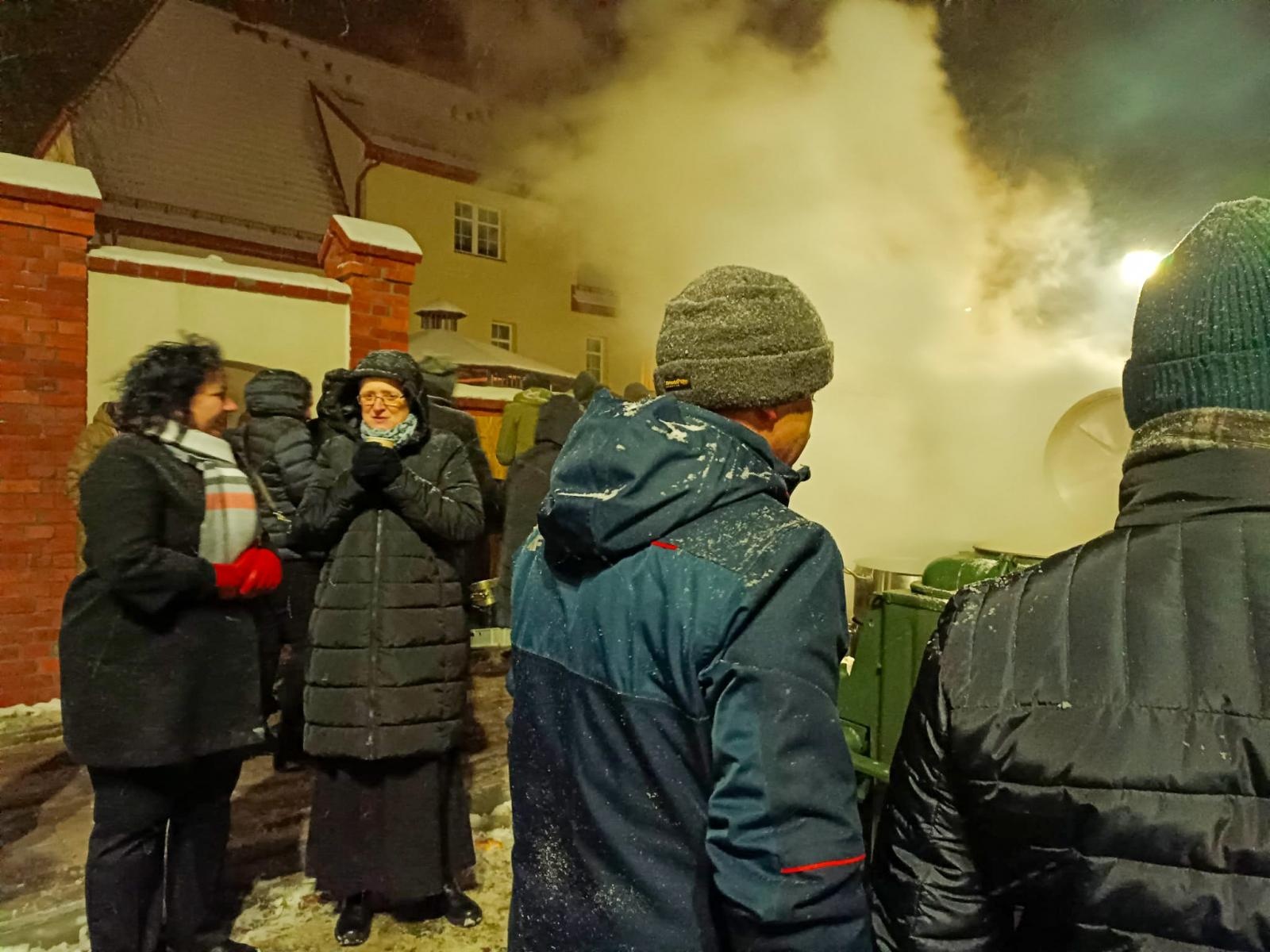 Zdjęcie w galerii na portalu naszraciborz.pl: Rączka gotuje w Brzeziu, czyli przedświąteczny piknik na nowym parkingu wiadomości z regionu
