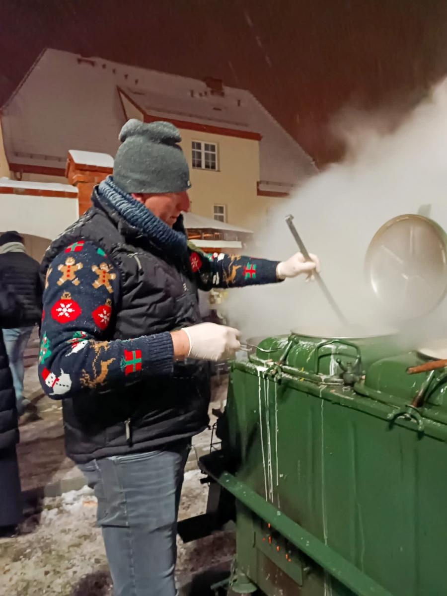 Zdjęcie w galerii na portalu naszraciborz.pl: Rączka gotuje w Brzeziu, czyli przedświąteczny piknik na nowym parkingu wiadomości z regionu