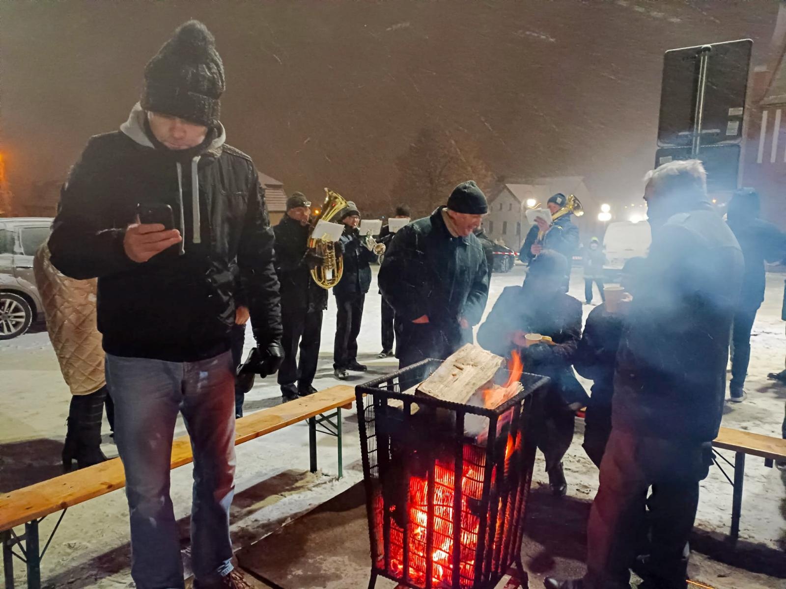 Zdjęcie w galerii na portalu naszraciborz.pl: Rączka gotuje w Brzeziu, czyli przedświąteczny piknik na nowym parkingu wiadomości z regionu