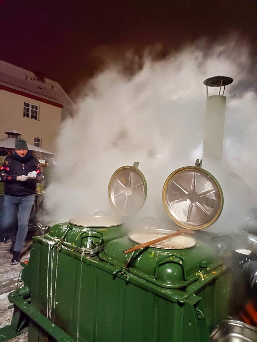 Zdjęcie w galerii na portalu naszraciborz.pl: Rączka gotuje w Brzeziu, czyli przedświąteczny piknik na nowym parkingu wiadomości z regionu