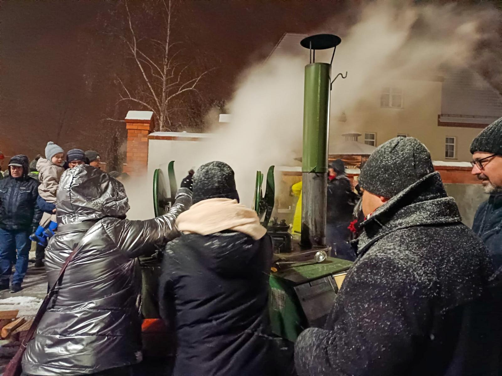 Zdjęcie w galerii na portalu naszraciborz.pl: Rączka gotuje w Brzeziu, czyli przedświąteczny piknik na nowym parkingu wiadomości z regionu