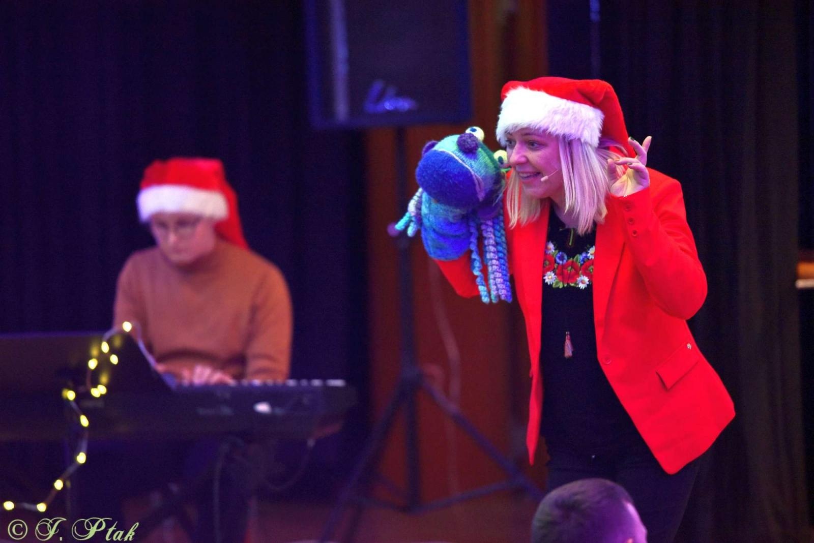 Zdjęcie w galerii na portalu naszraciborz.pl: Pada śnieg, idą święta, czyli Maluchy w krainie dźwięku wiadomości z regionu