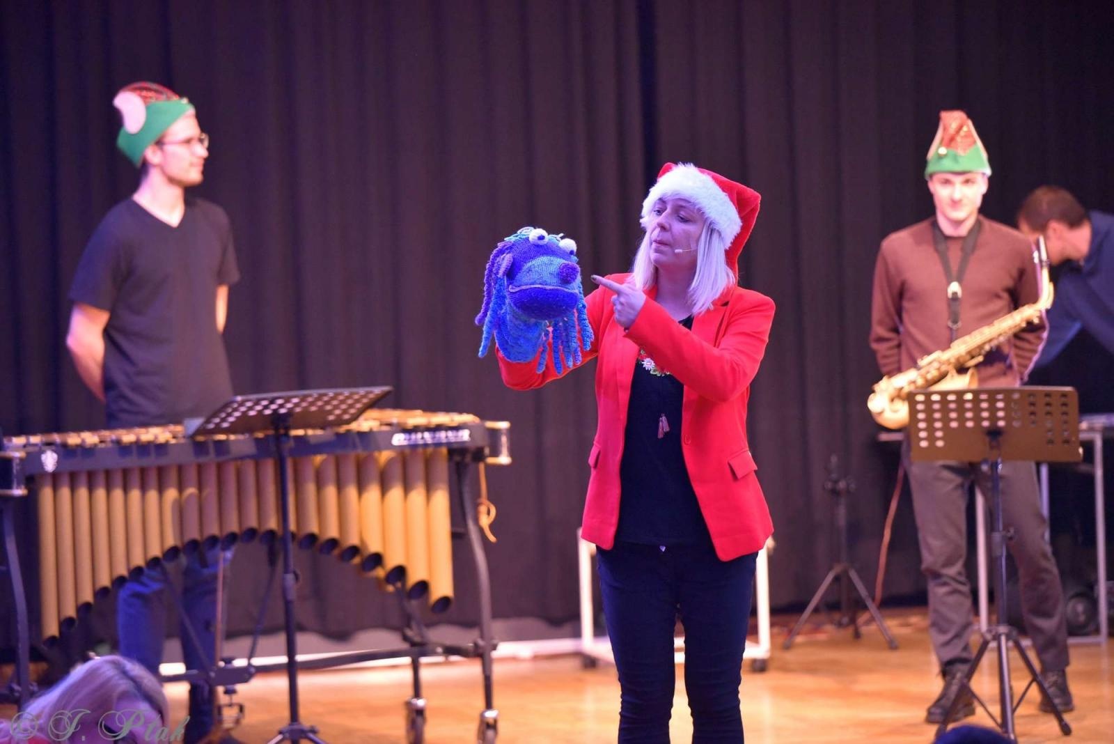 Zdjęcie w galerii na portalu naszraciborz.pl: Pada śnieg, idą święta, czyli Maluchy w krainie dźwięku wiadomości z regionu