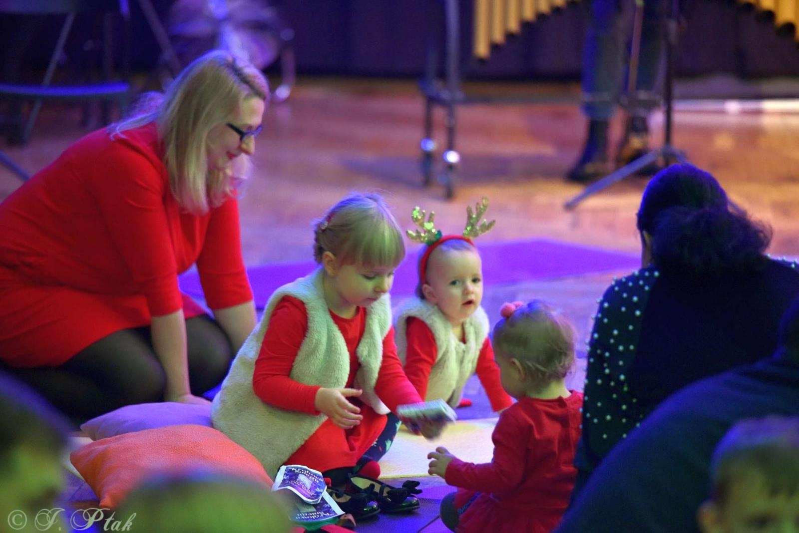 Zdjęcie w galerii na portalu naszraciborz.pl: Pada śnieg, idą święta, czyli Maluchy w krainie dźwięku wiadomości z regionu