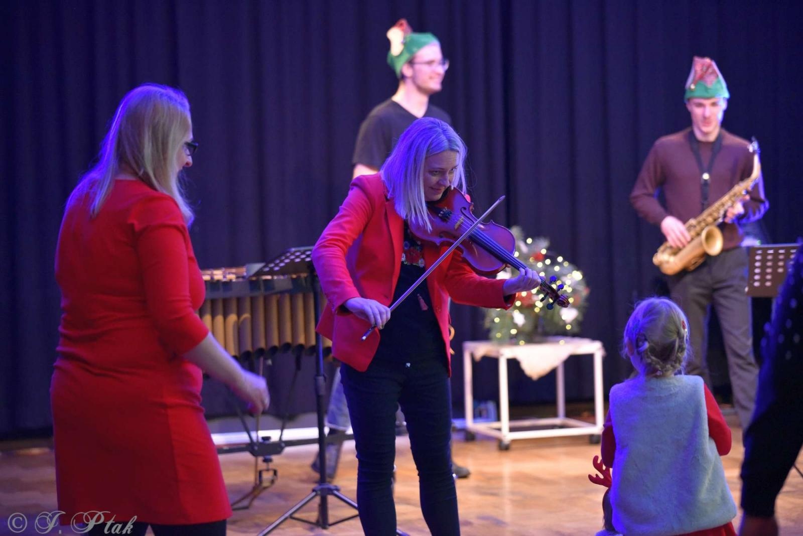 Zdjęcie w galerii na portalu naszraciborz.pl: Pada śnieg, idą święta, czyli Maluchy w krainie dźwięku wiadomości z regionu