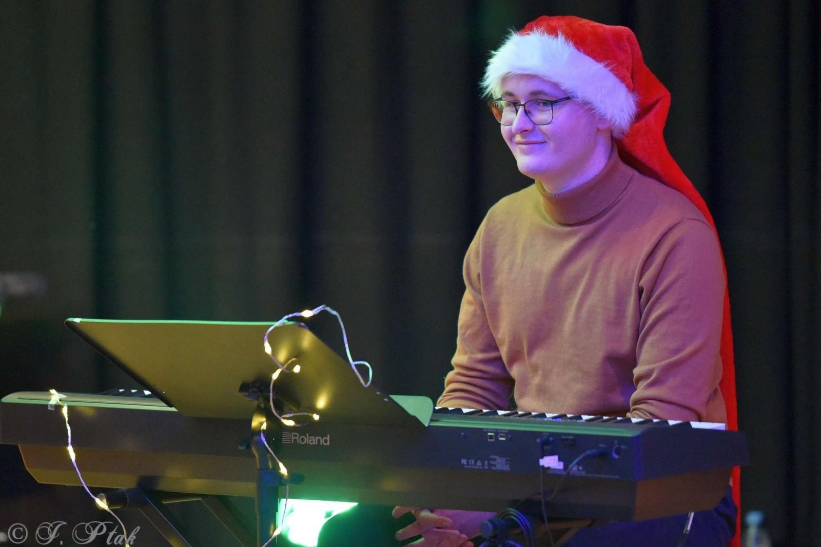 Zdjęcie w galerii na portalu naszraciborz.pl: Pada śnieg, idą święta, czyli Maluchy w krainie dźwięku wiadomości z regionu