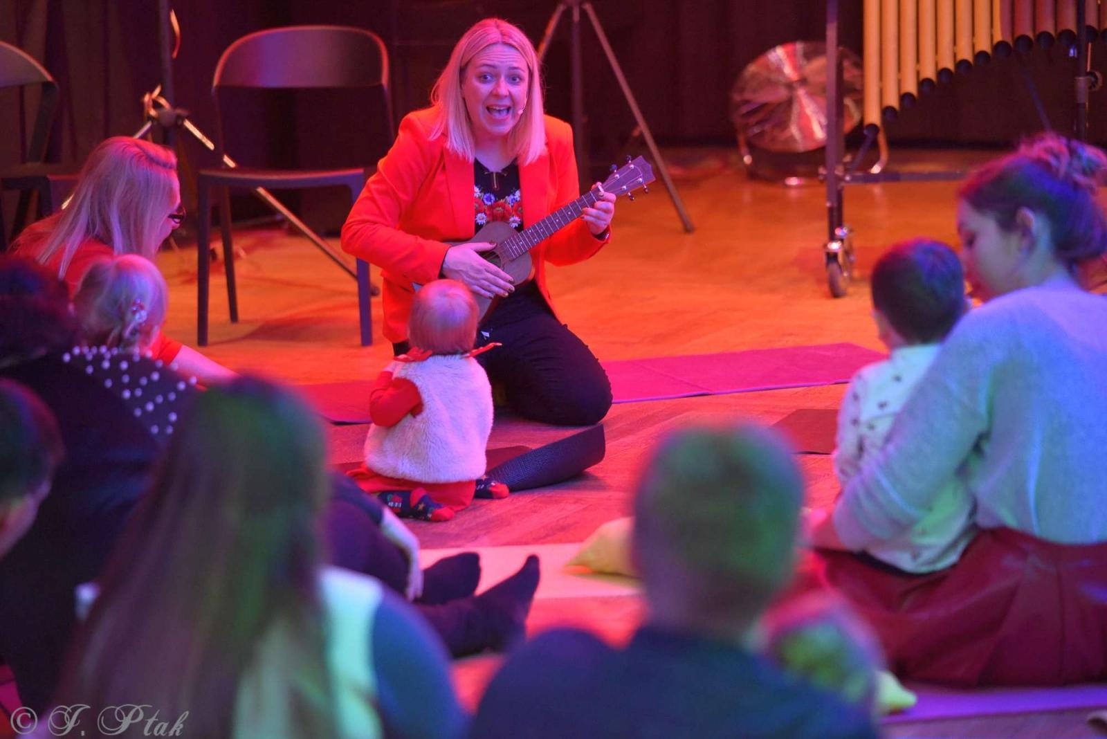 Zdjęcie w galerii na portalu naszraciborz.pl: Pada śnieg, idą święta, czyli Maluchy w krainie dźwięku wiadomości z regionu