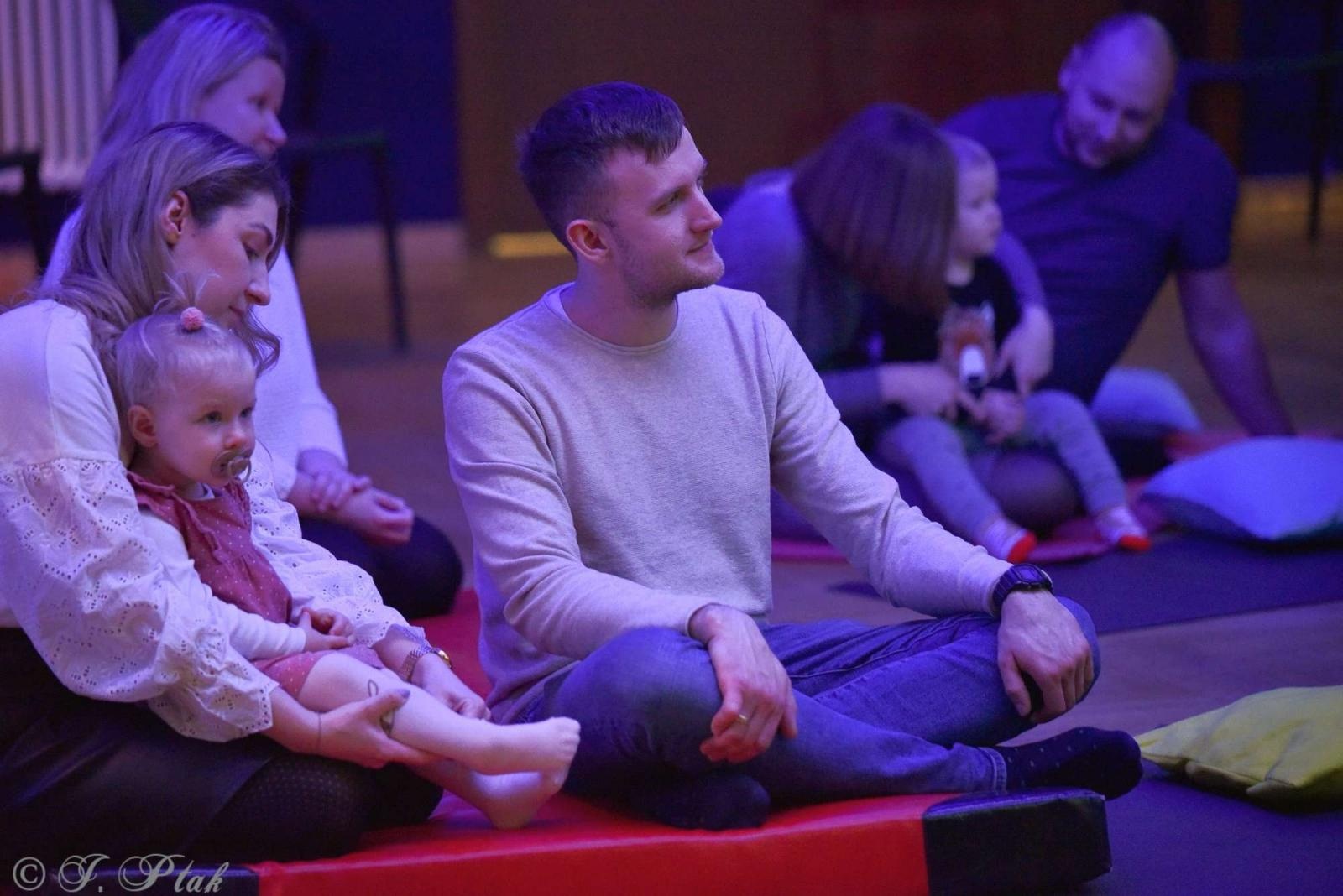 Zdjęcie w galerii na portalu naszraciborz.pl: Pada śnieg, idą święta, czyli Maluchy w krainie dźwięku wiadomości z regionu