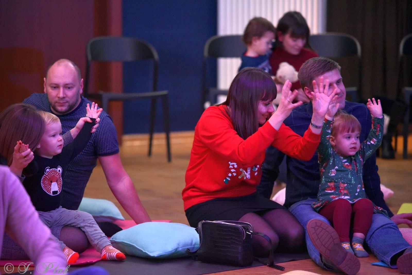 Zdjęcie w galerii na portalu naszraciborz.pl: Pada śnieg, idą święta, czyli Maluchy w krainie dźwięku wiadomości z regionu