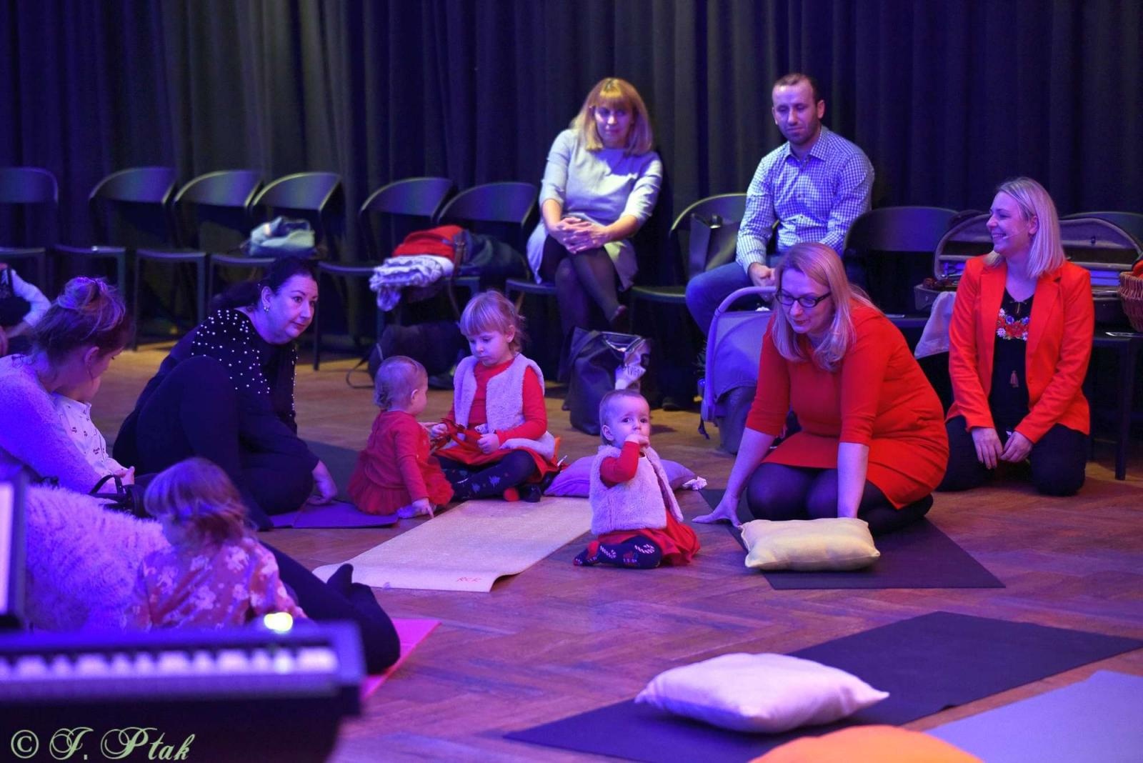 Zdjęcie w galerii na portalu naszraciborz.pl: Pada śnieg, idą święta, czyli Maluchy w krainie dźwięku wiadomości z regionu