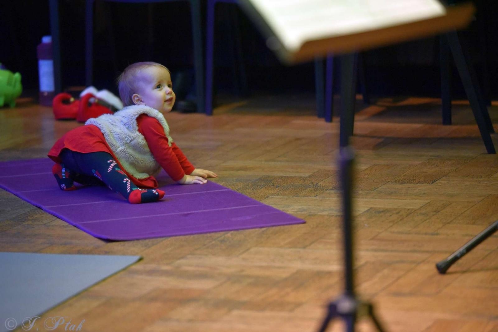 Zdjęcie w galerii na portalu naszraciborz.pl: Pada śnieg, idą święta, czyli Maluchy w krainie dźwięku wiadomości z regionu