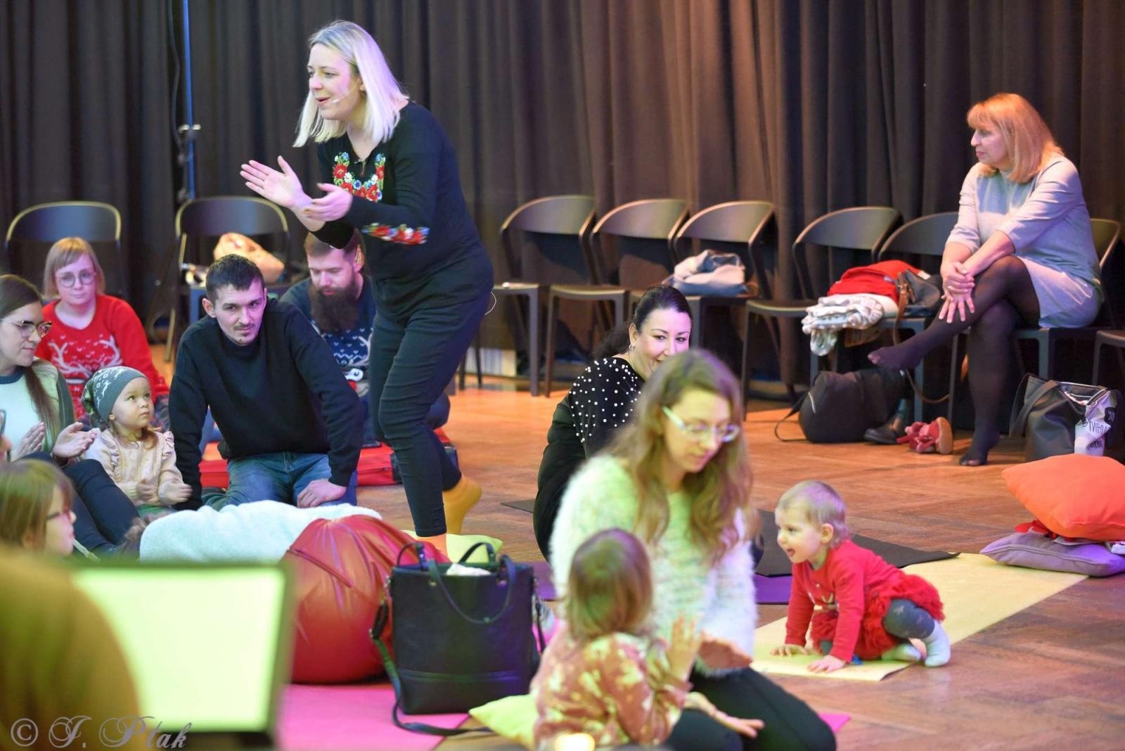 Zdjęcie w galerii na portalu naszraciborz.pl: Pada śnieg, idą święta, czyli Maluchy w krainie dźwięku wiadomości z regionu