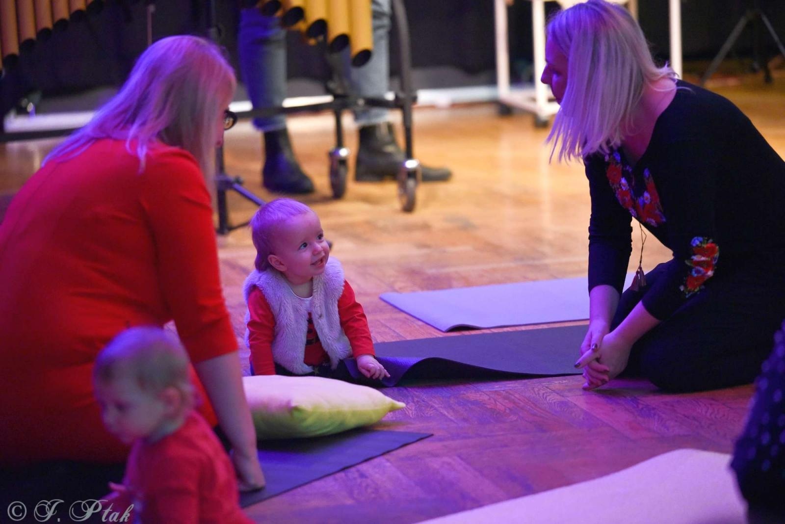 Zdjęcie w galerii na portalu naszraciborz.pl: Pada śnieg, idą święta, czyli Maluchy w krainie dźwięku wiadomości z regionu