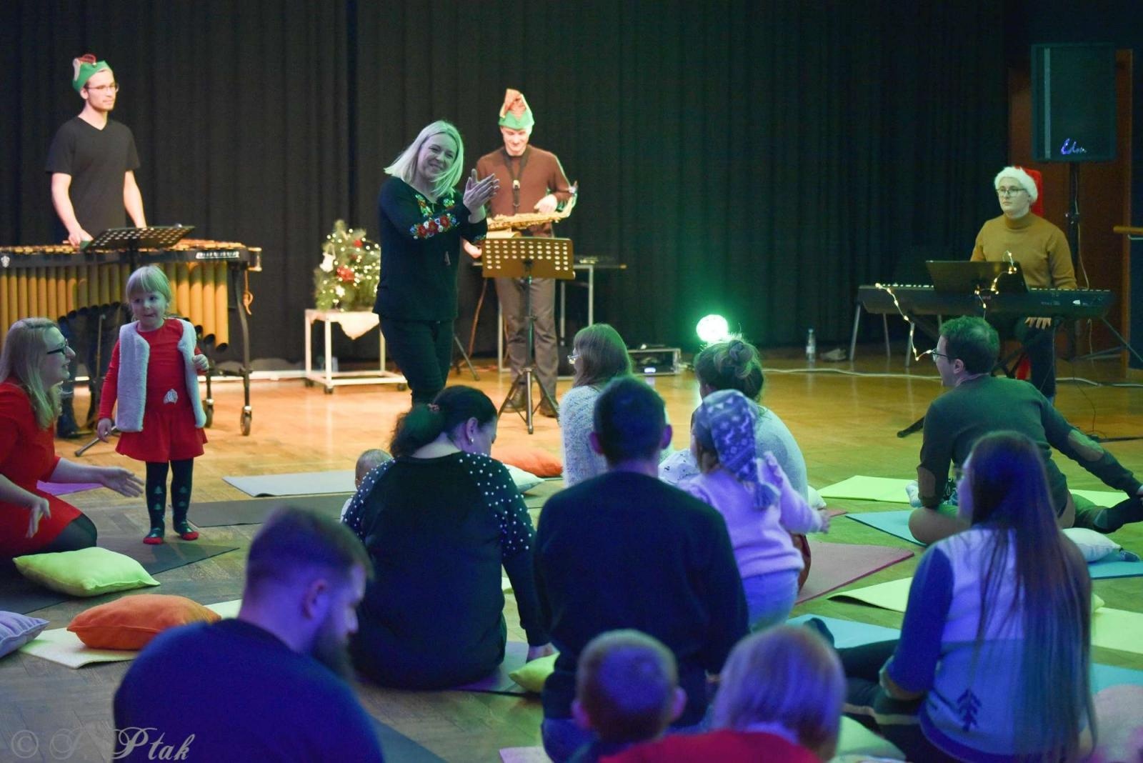 Zdjęcie w galerii na portalu naszraciborz.pl: Pada śnieg, idą święta, czyli Maluchy w krainie dźwięku wiadomości z regionu