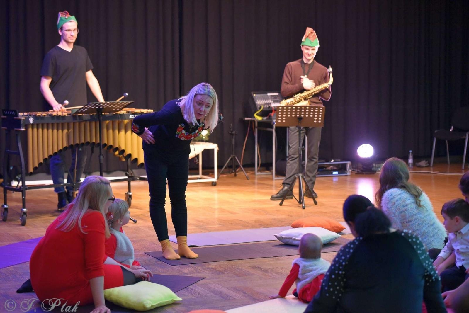 Zdjęcie w galerii na portalu naszraciborz.pl: Pada śnieg, idą święta, czyli Maluchy w krainie dźwięku wiadomości z regionu