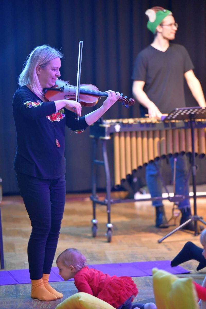 Zdjęcie w galerii na portalu naszraciborz.pl: Pada śnieg, idą święta, czyli Maluchy w krainie dźwięku wiadomości z regionu