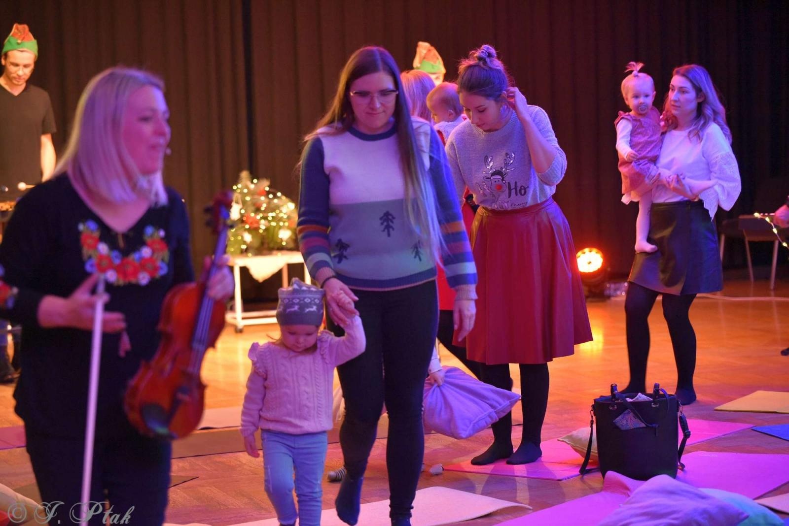 Zdjęcie w galerii na portalu naszraciborz.pl: Pada śnieg, idą święta, czyli Maluchy w krainie dźwięku wiadomości z regionu