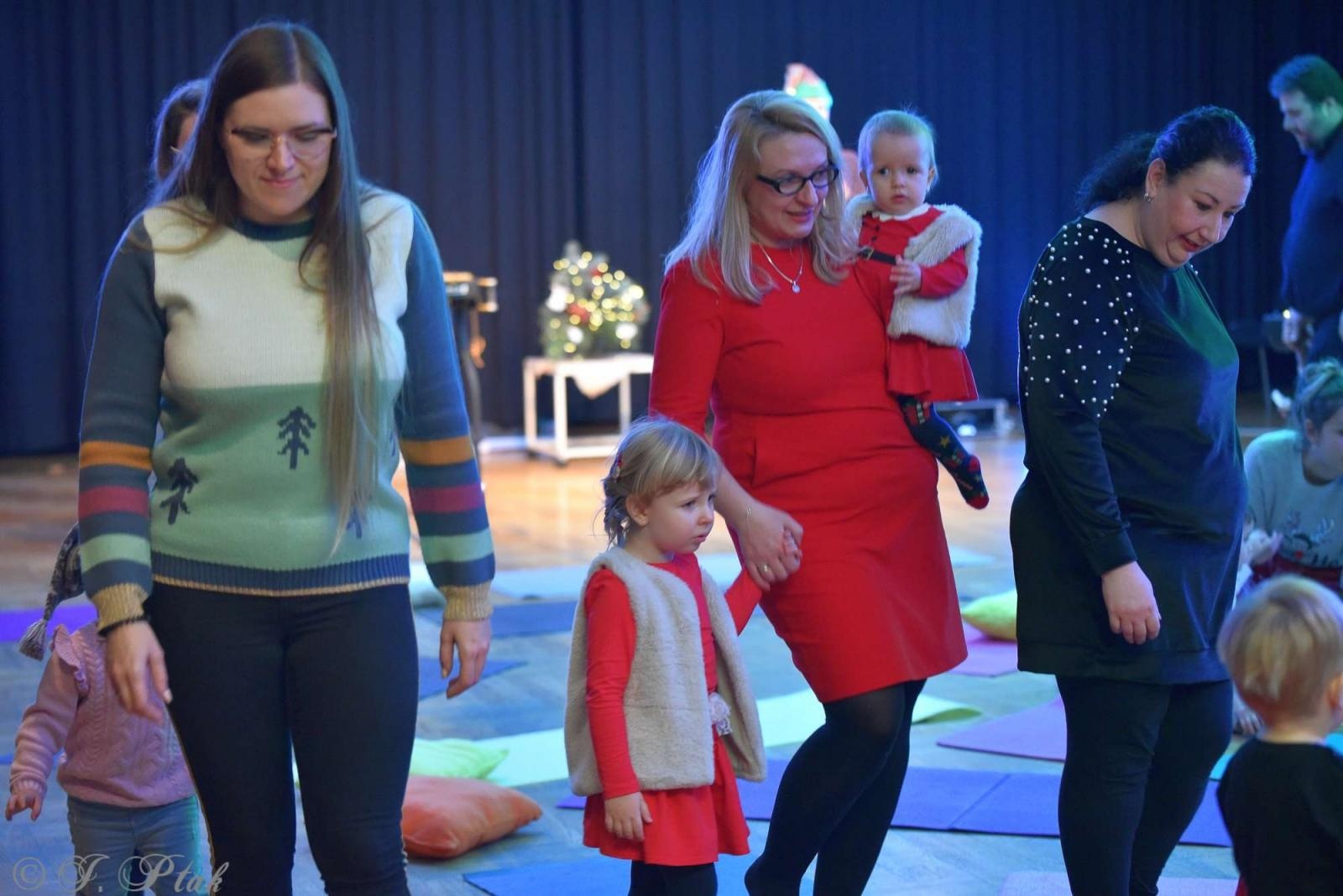 Zdjęcie w galerii na portalu naszraciborz.pl: Pada śnieg, idą święta, czyli Maluchy w krainie dźwięku wiadomości z regionu