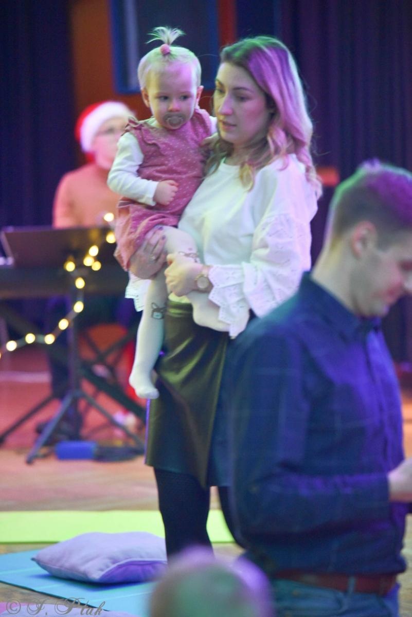 Zdjęcie w galerii na portalu naszraciborz.pl: Pada śnieg, idą święta, czyli Maluchy w krainie dźwięku wiadomości z regionu