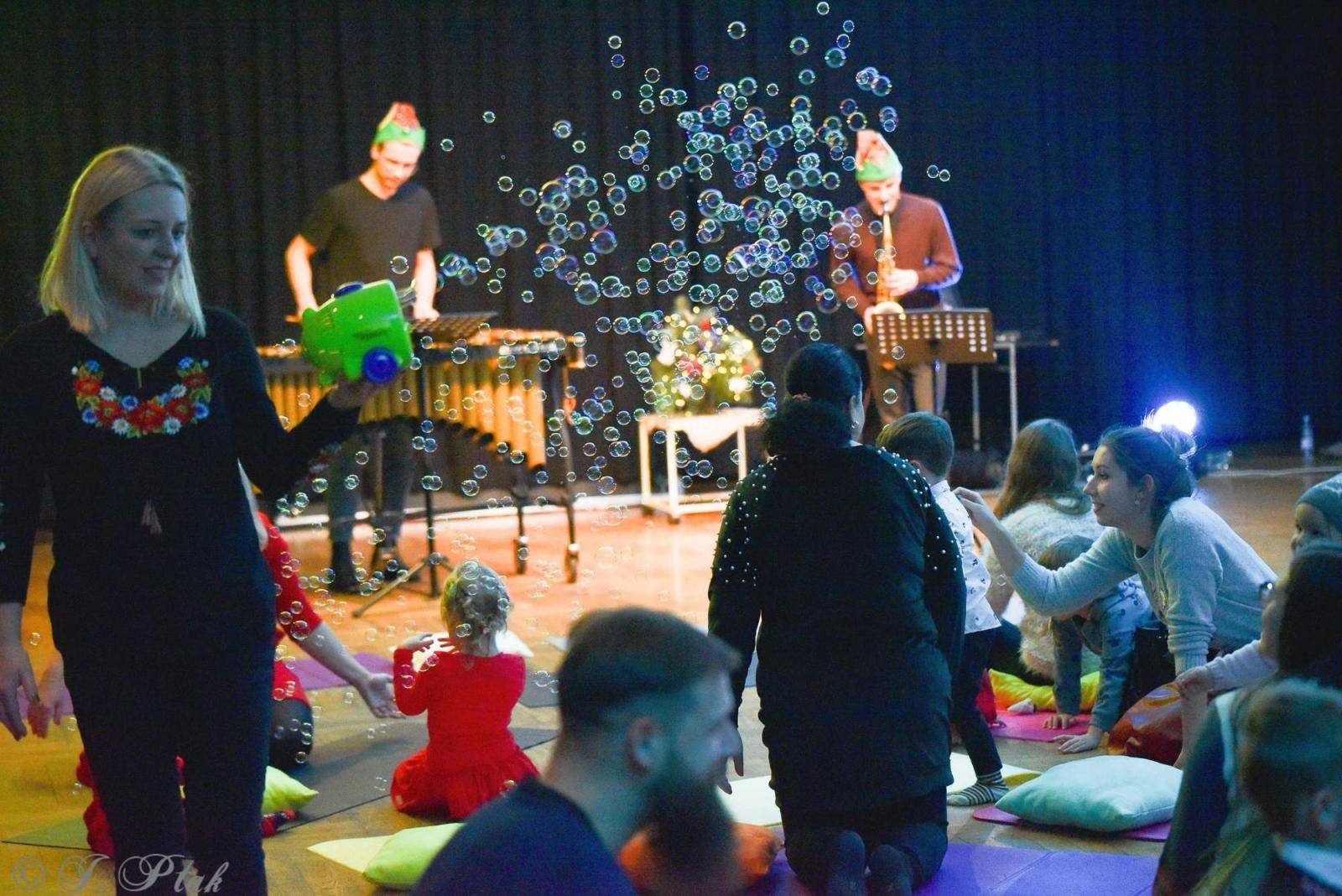 Zdjęcie w galerii na portalu naszraciborz.pl: Pada śnieg, idą święta, czyli Maluchy w krainie dźwięku wiadomości z regionu