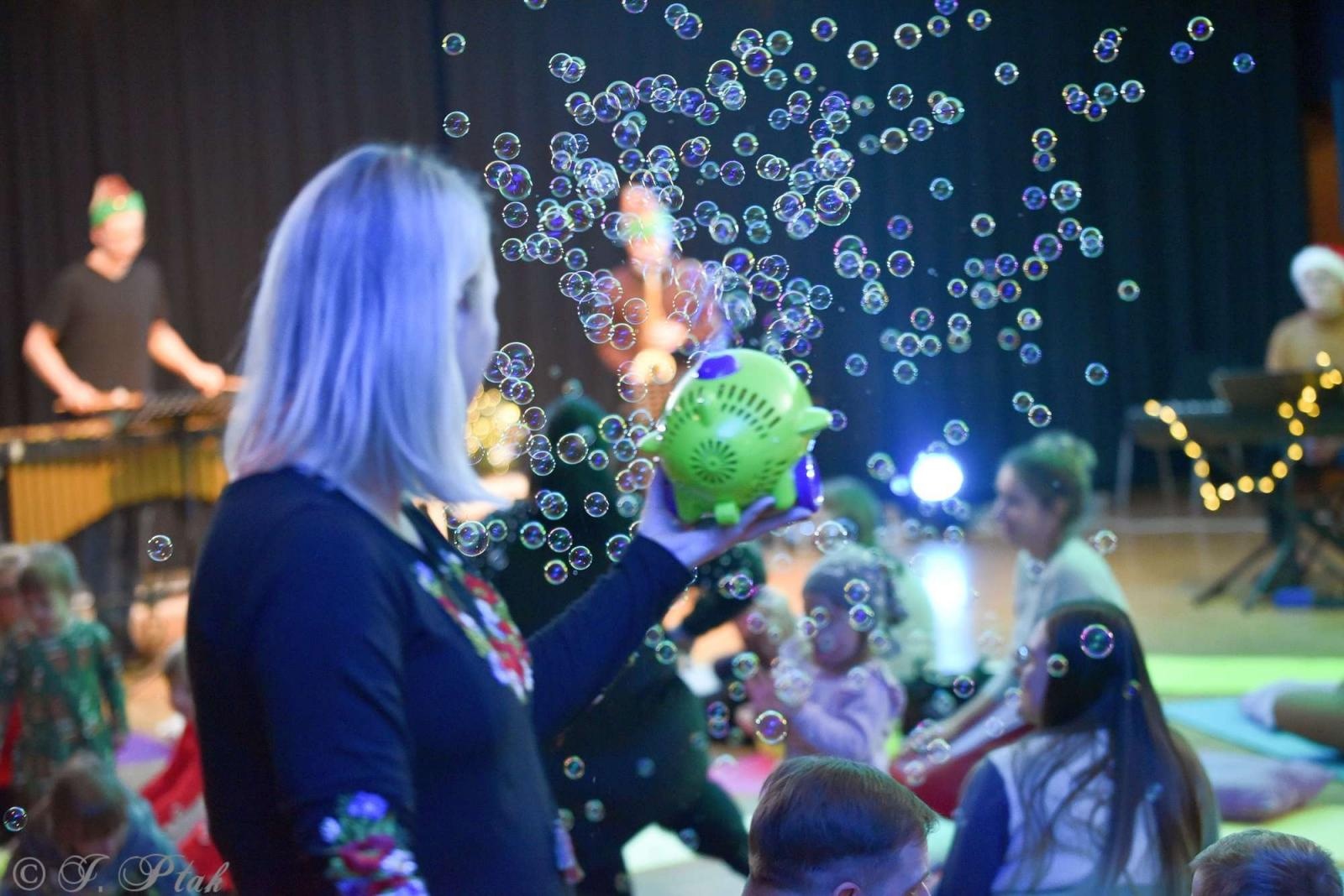 Zdjęcie w galerii na portalu naszraciborz.pl: Pada śnieg, idą święta, czyli Maluchy w krainie dźwięku wiadomości z regionu