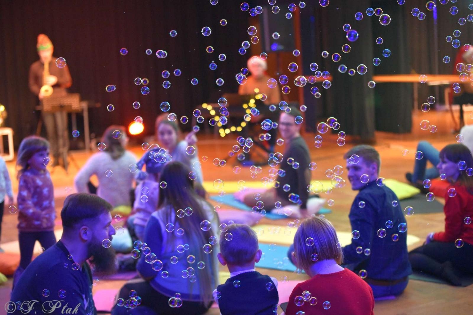 Zdjęcie w galerii na portalu naszraciborz.pl: Pada śnieg, idą święta, czyli Maluchy w krainie dźwięku wiadomości z regionu