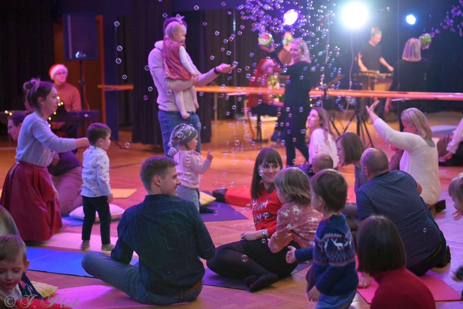 Zdjęcie w galerii na portalu naszraciborz.pl: Pada śnieg, idą święta, czyli Maluchy w krainie dźwięku wiadomości z regionu