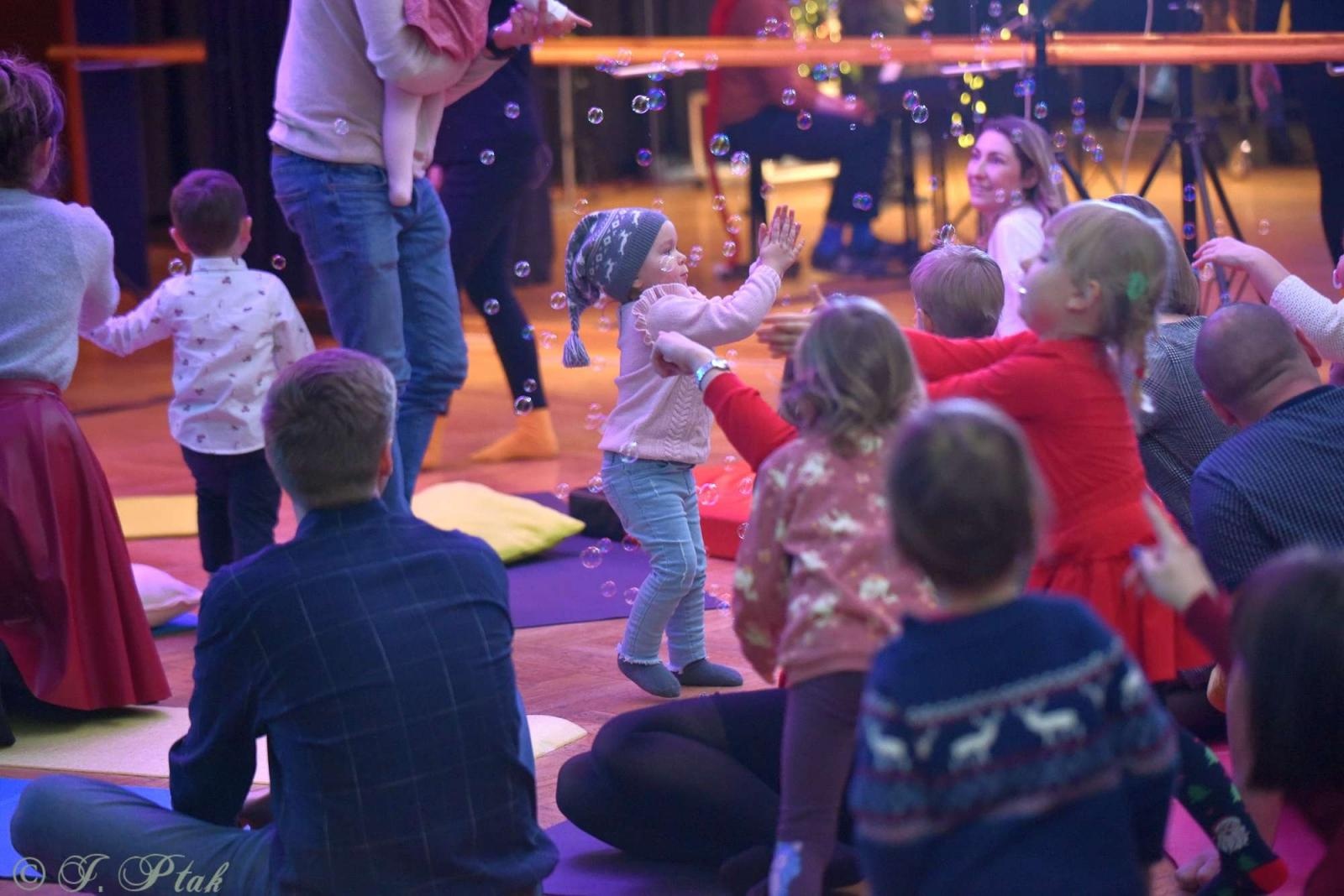 Zdjęcie w galerii na portalu naszraciborz.pl: Pada śnieg, idą święta, czyli Maluchy w krainie dźwięku wiadomości z regionu