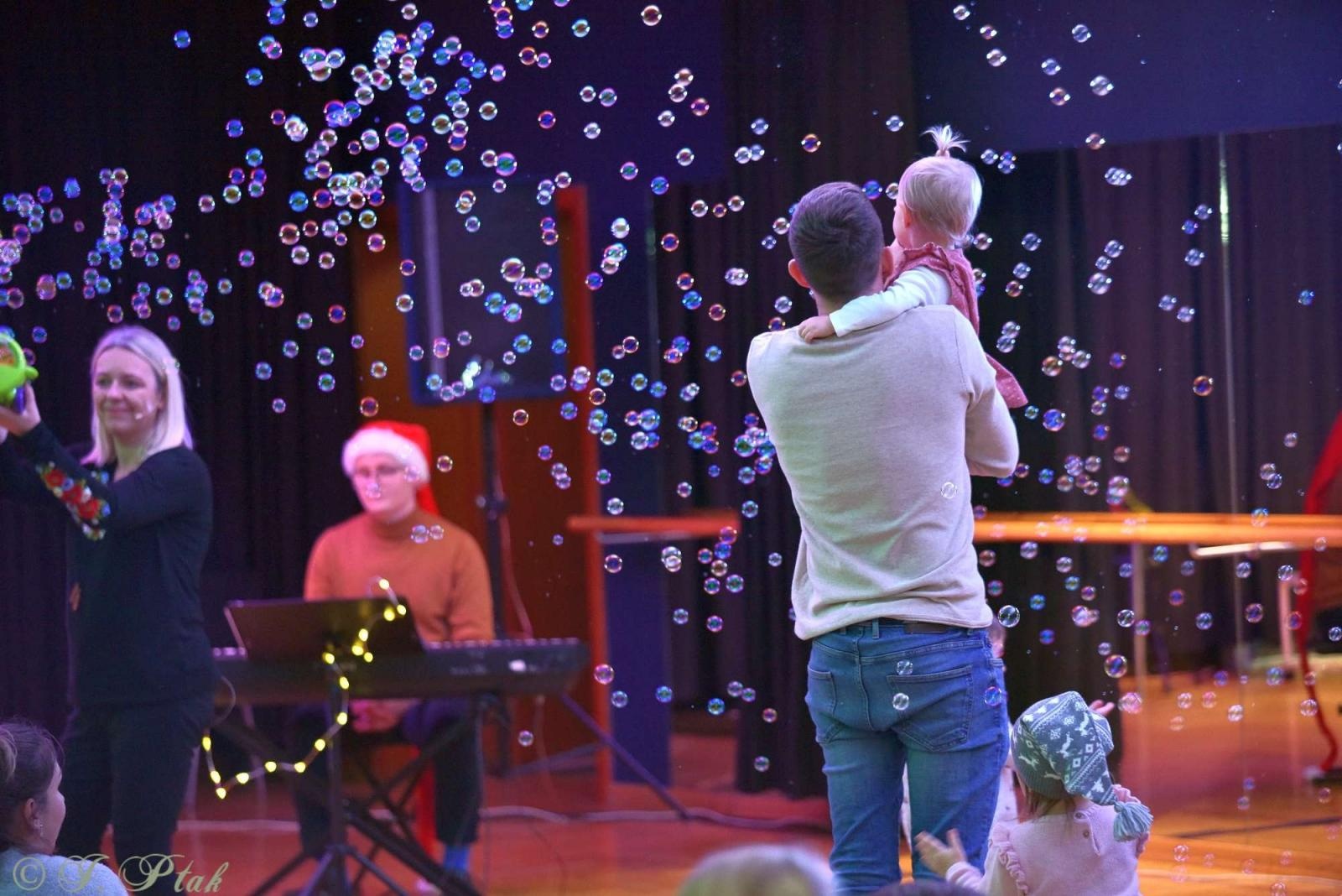 Zdjęcie w galerii na portalu naszraciborz.pl: Pada śnieg, idą święta, czyli Maluchy w krainie dźwięku wiadomości z regionu