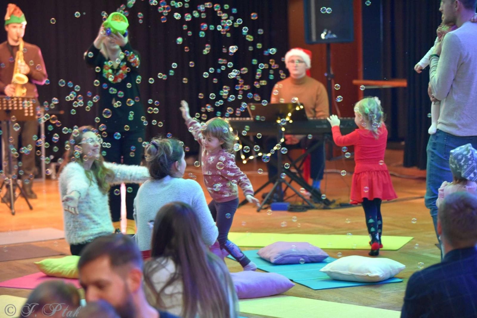 Zdjęcie w galerii na portalu naszraciborz.pl: Pada śnieg, idą święta, czyli Maluchy w krainie dźwięku wiadomości z regionu