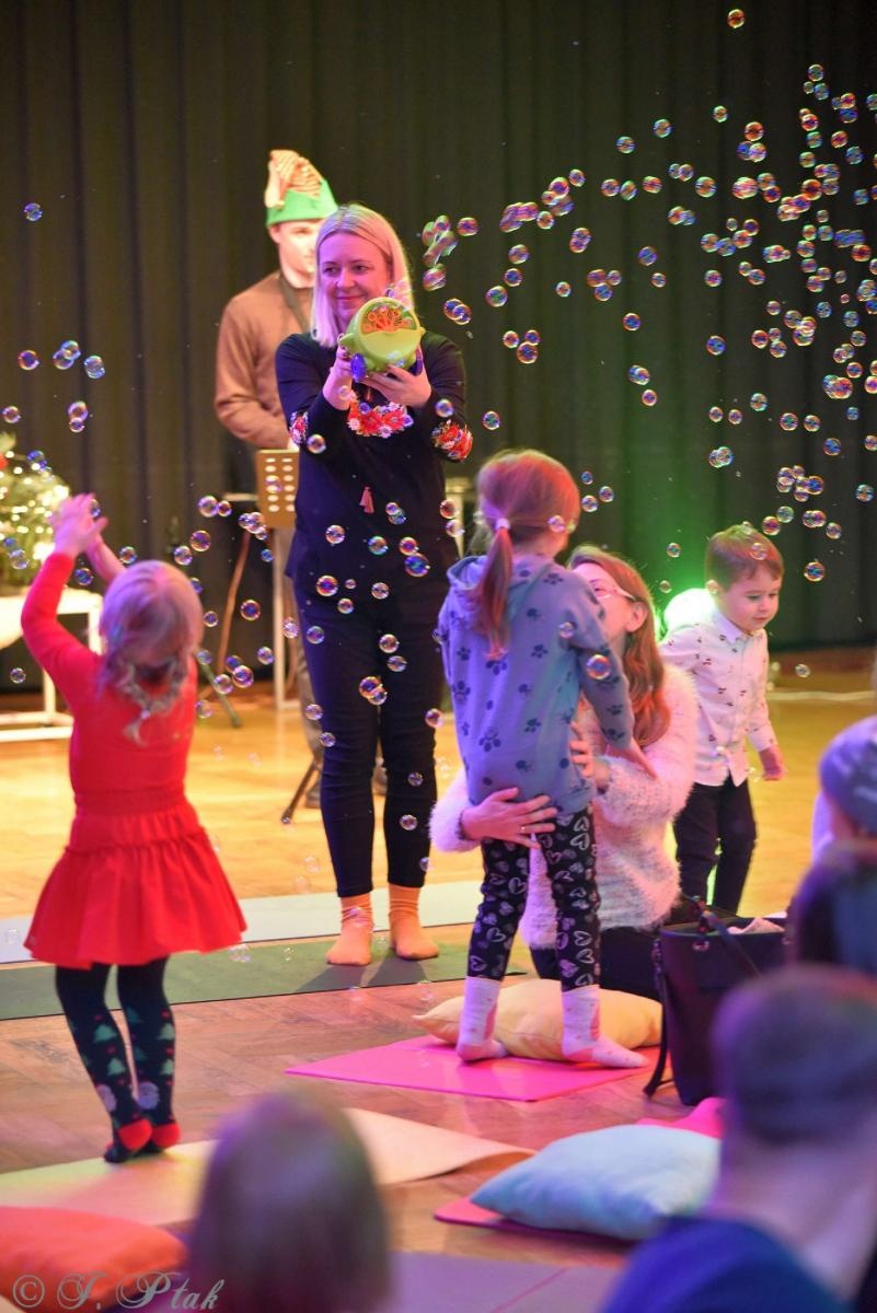 Zdjęcie w galerii na portalu naszraciborz.pl: Pada śnieg, idą święta, czyli Maluchy w krainie dźwięku wiadomości z regionu