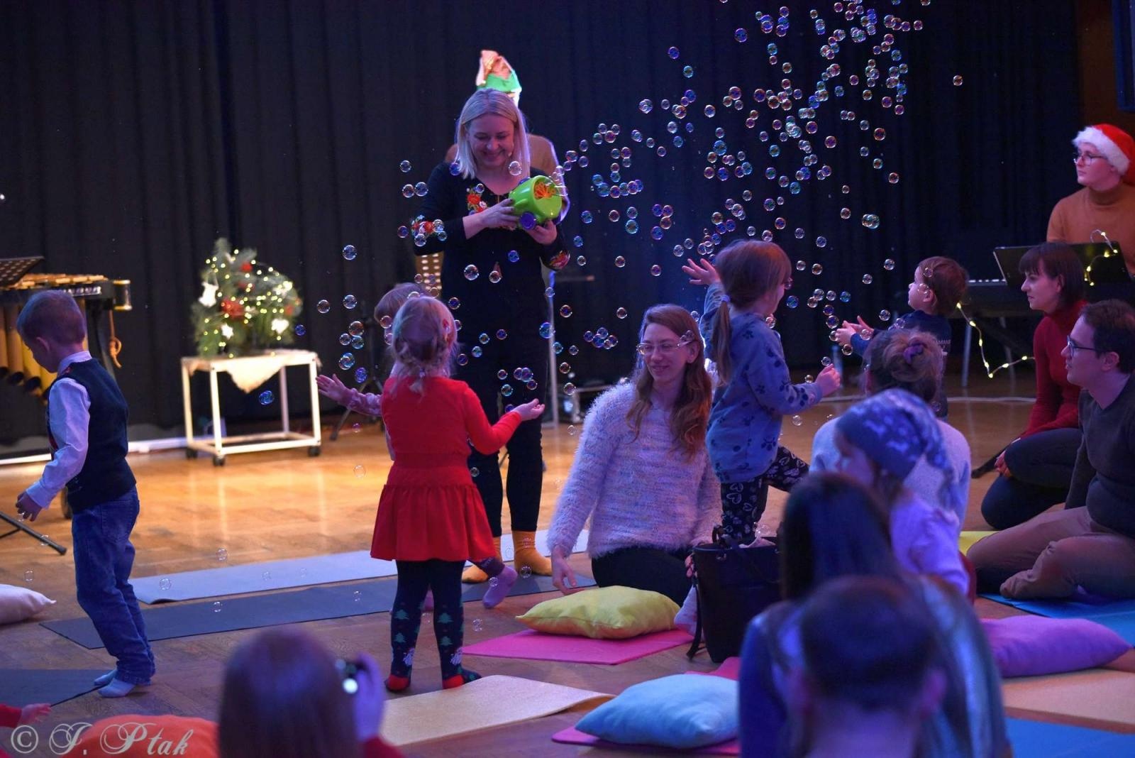 Zdjęcie w galerii na portalu naszraciborz.pl: Pada śnieg, idą święta, czyli Maluchy w krainie dźwięku wiadomości z regionu